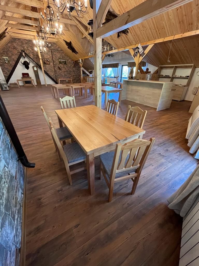 Mobilier rustic,mese și scaune din lemn masiv pentru restaurant/terase