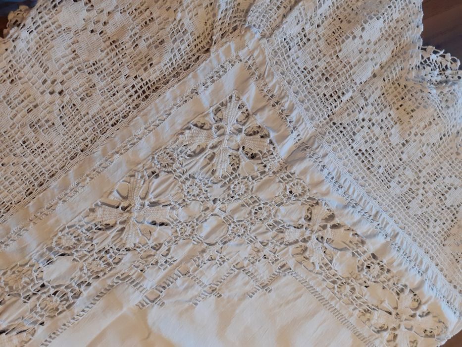 Față de masa cu broderie si dantela