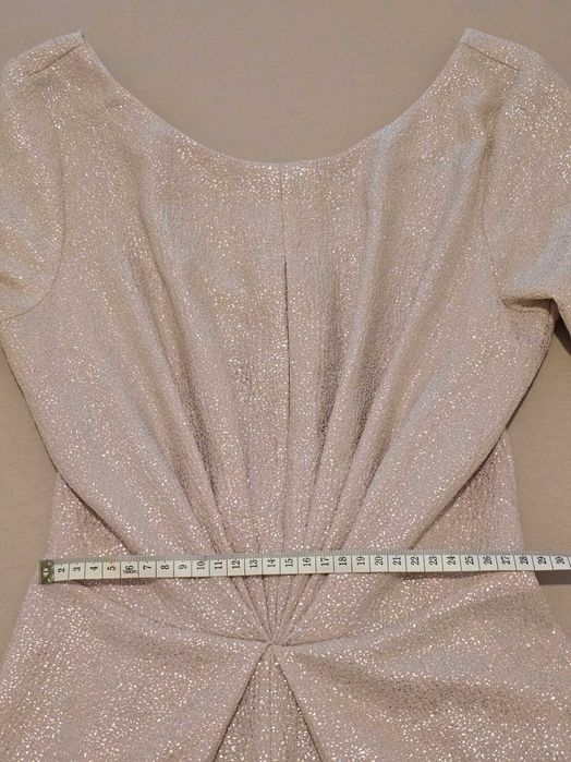 Salopetă aurie cu decolteu la spate