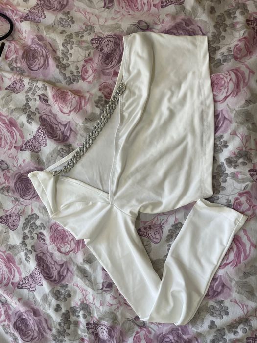 Чисто нова бяла блуза с един ръкав