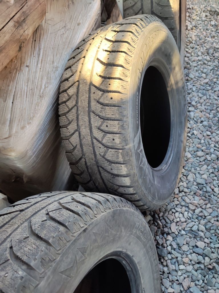 Продам зимнюю резину 285/65/17Bridgestone