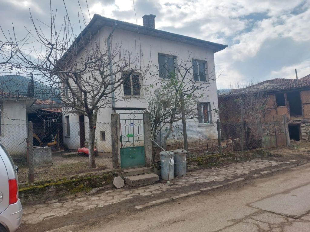 Продавам къща в с.Слокощица  ул.Димитър Канин 16