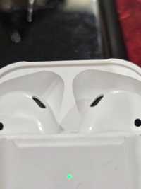 AirPods 2 безжични слушалки.