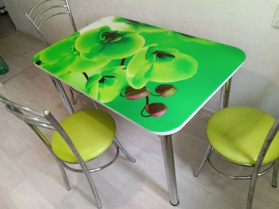 Стол с  зелёными цветами(стекло)