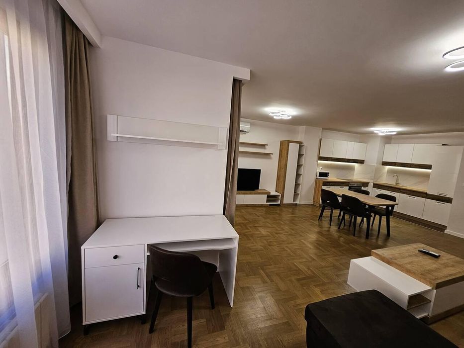 Дава се под наем Тристаен апартамент в Пловдив, Център - 127 кв.м за 900 € - Снимка #2