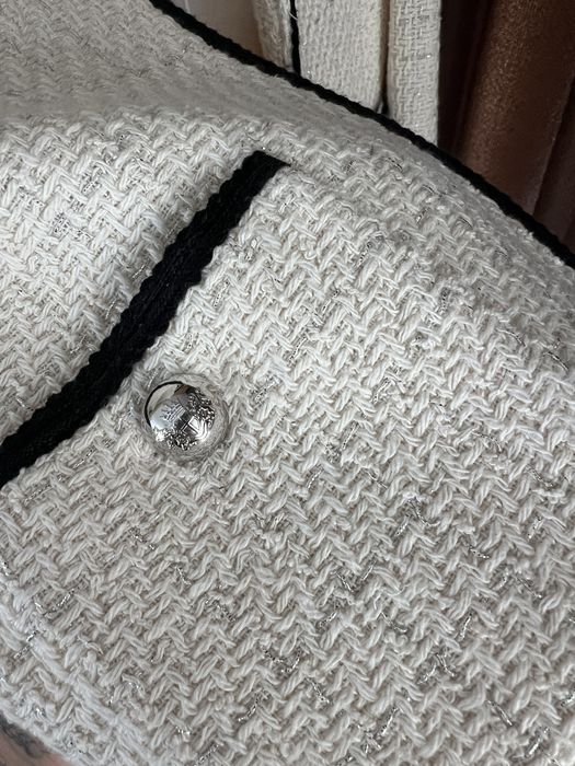 Бяло сако Mango.