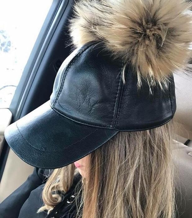 Кожена шапка с помпон от естествен косъм