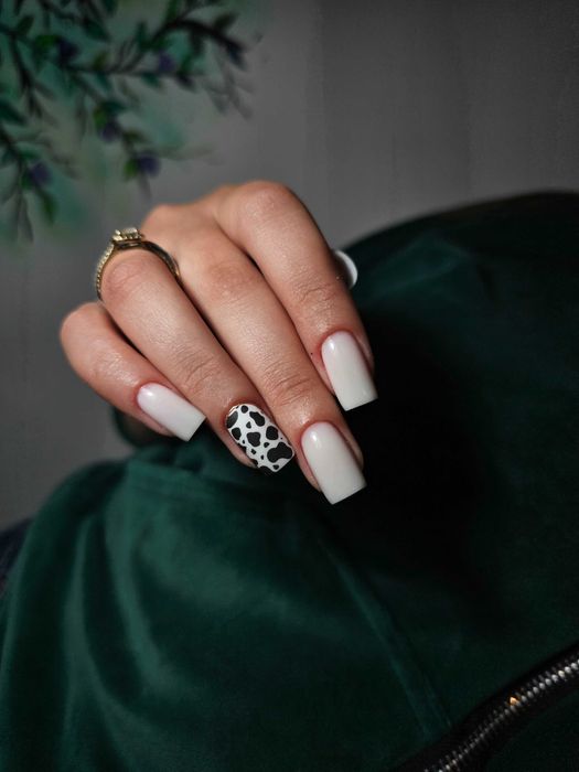 Am o experienta de peste 5 ani in domeniul unghiilor ..