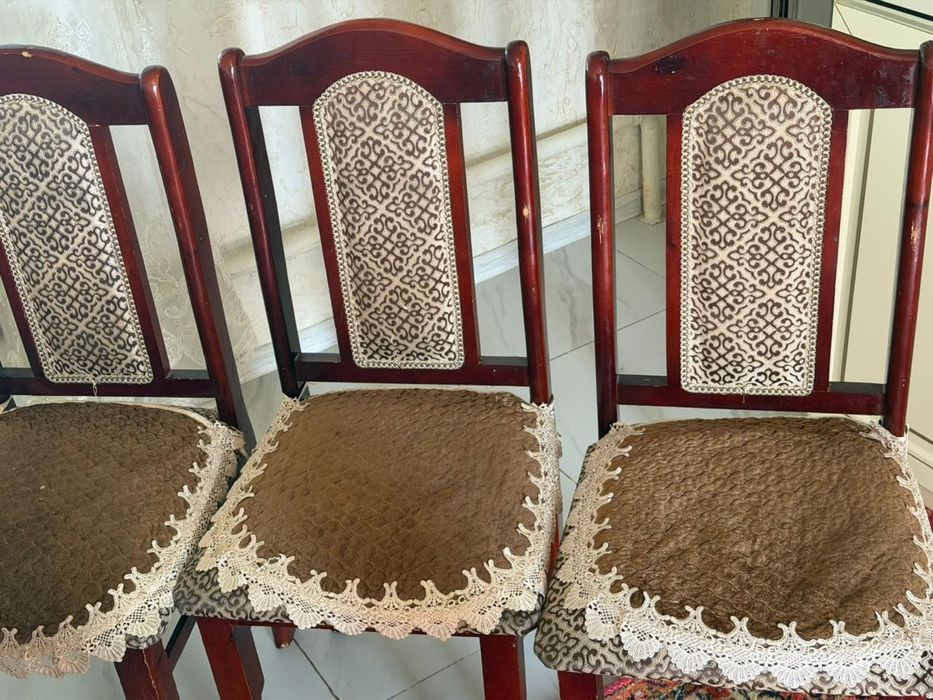 Стол со стульями