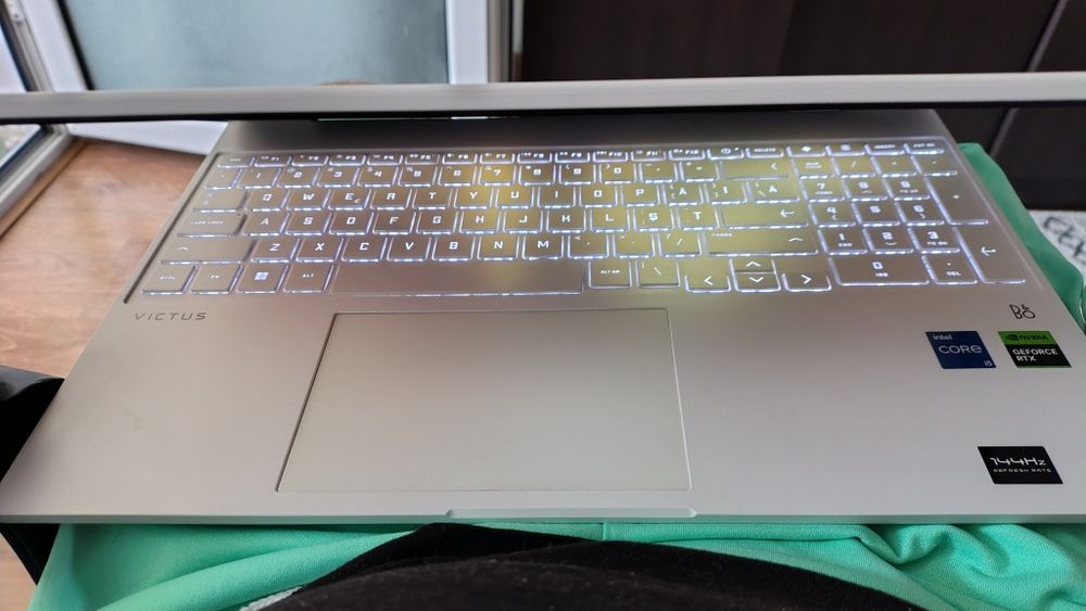 Vând laptop victus