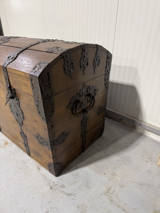 Lada de zestre baroc, din lemn masiv, cu elemente din fier