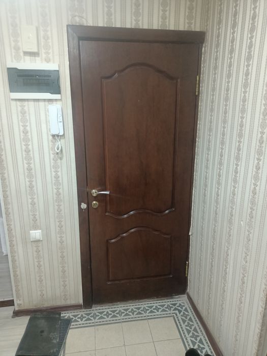 Дверь входная деревянная