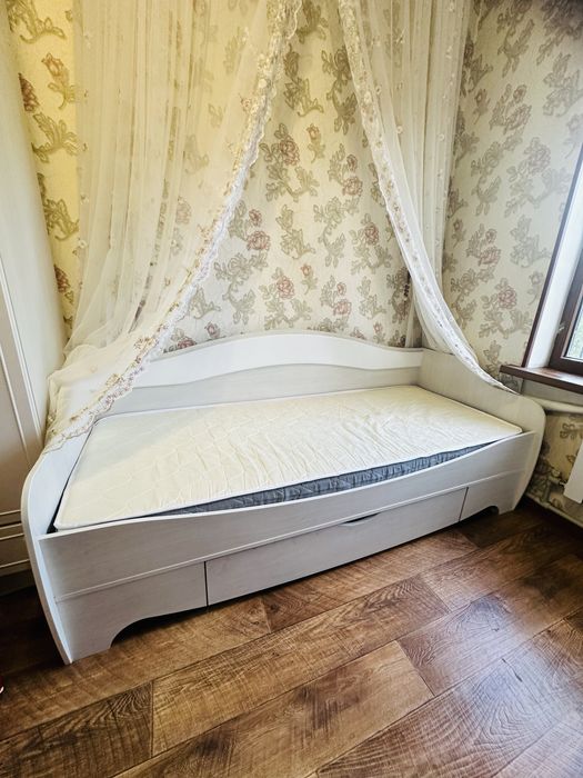 Кровать с выдвижной нишой