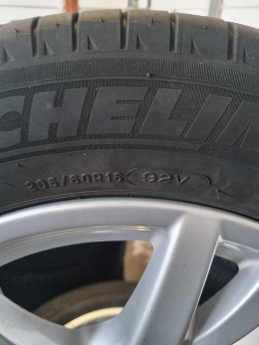 Jante  BMW  Seria 1 F40 F45 F46 Anvelope Vara Michelin 205 60 16