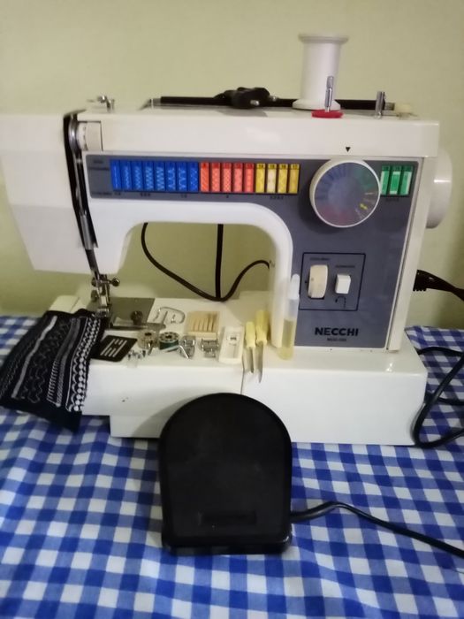 Mașină de cusut electrica.