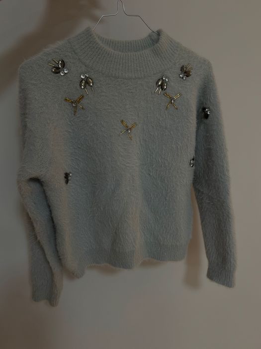 Сиво-син пуловер с камъни