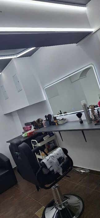 800 lei  Închiriez scaun frizer coafor camere ideale.pt unghii machia