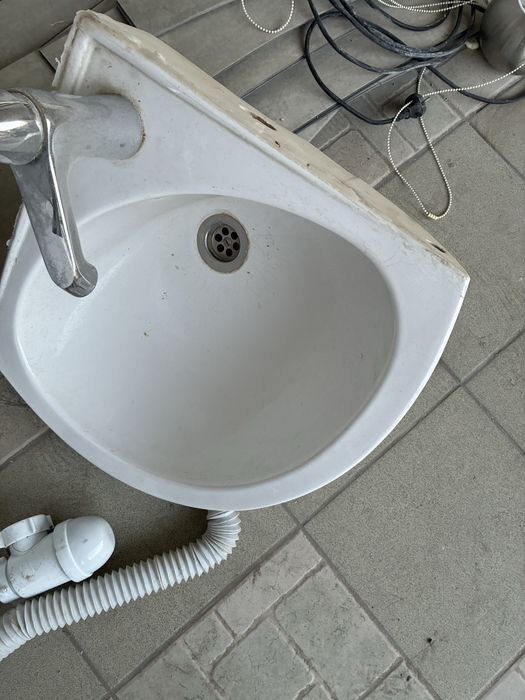 Продам угловую раковину ………