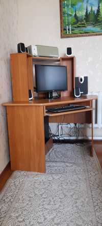 Компьютерный стол, вместе с компьютером и комплектующими