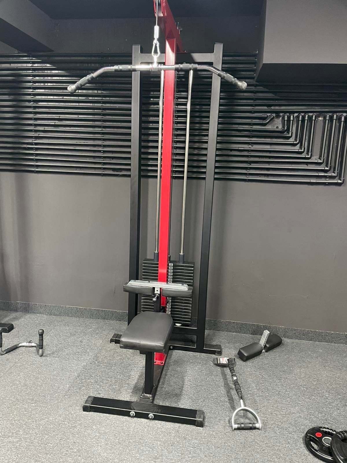 Aparat tractiuni scripete / Lat pulldown