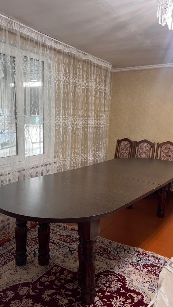 Продам гостинный стол в отличном состояние.