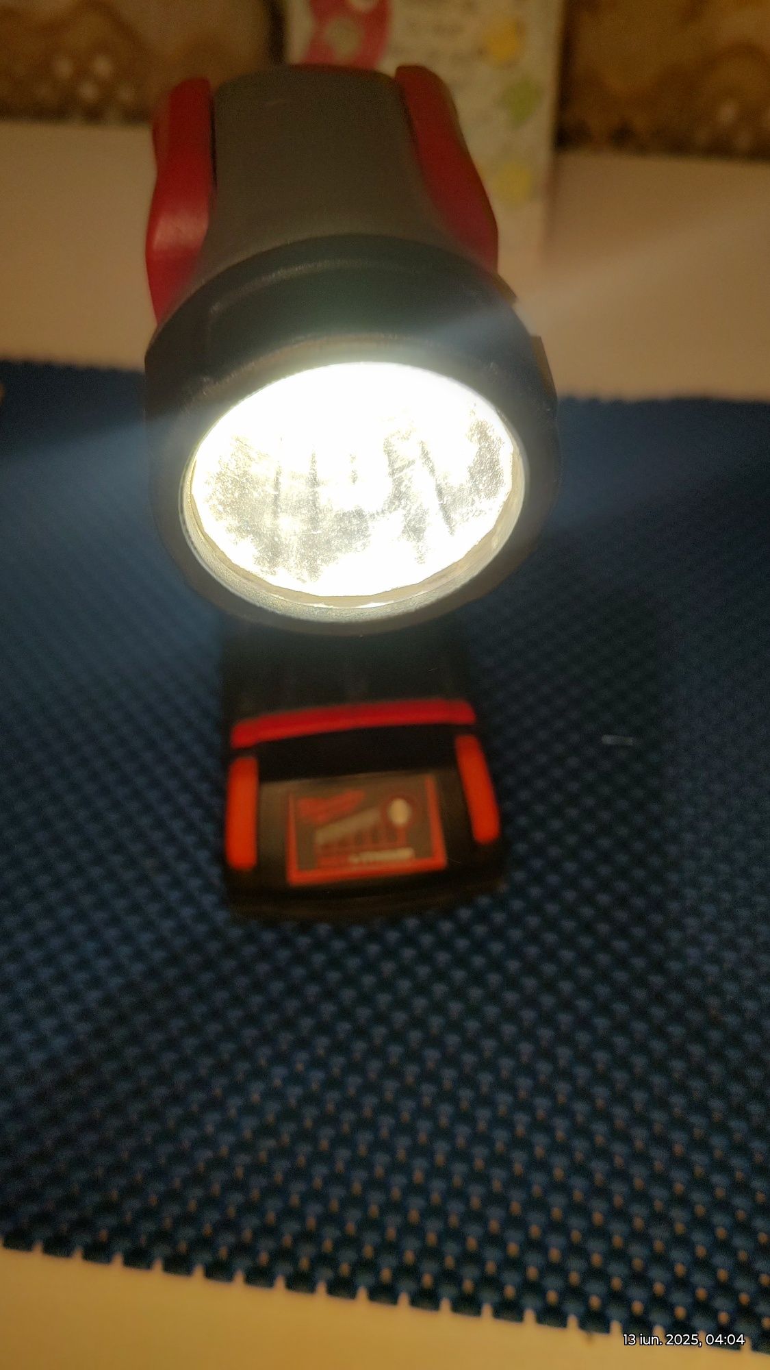 Vând lanterna lampa milwaukee m18 cu acumulator 2.0ah