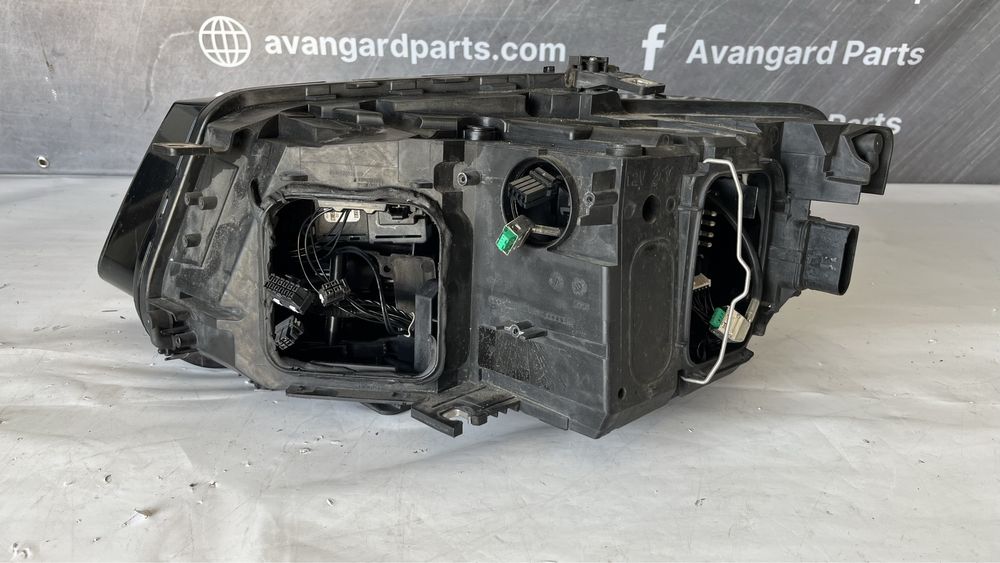 3 броя десен фар и 1 брой ляв фар Audi Q5 8R 2008-2017