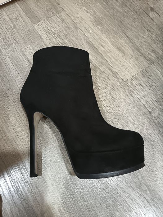 Botine cu toc foarte inalt si platforma