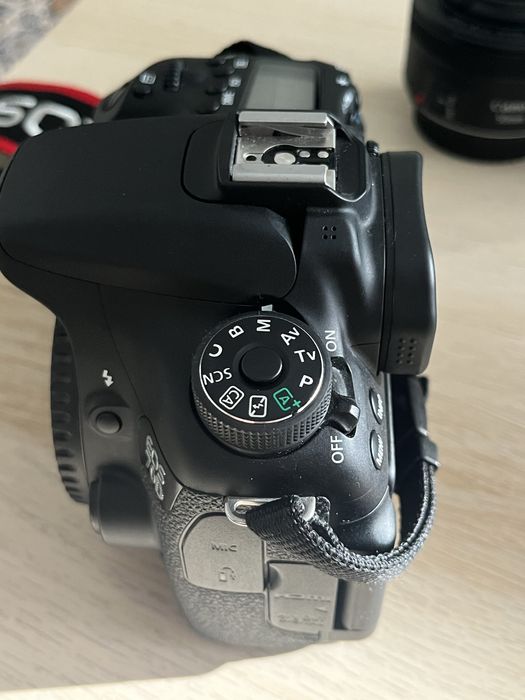 CANON EOS 70D kit complet 4000 de cadre Blitz 2 obiective ca nou