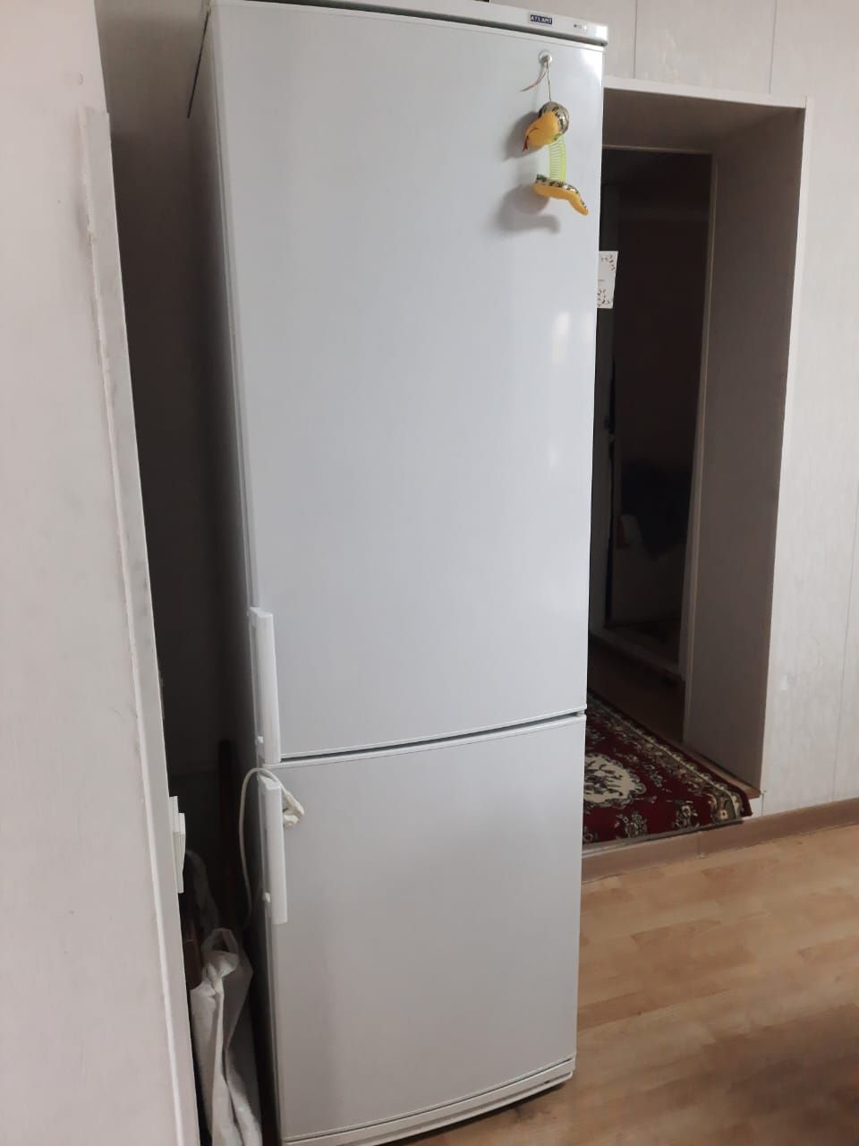Продам холодильник Атлант ему 2года новый почти из-за скачка напряжени