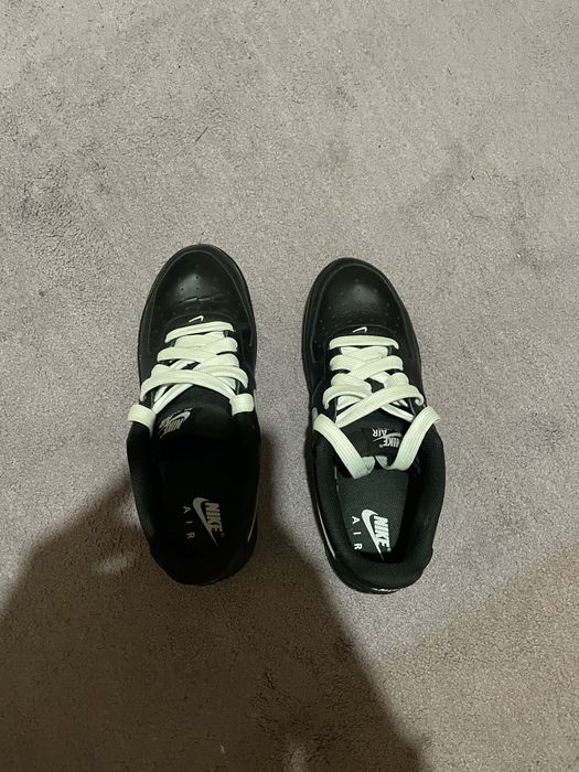 adidasi nike, purtați de 2,3 ori  sunt noi