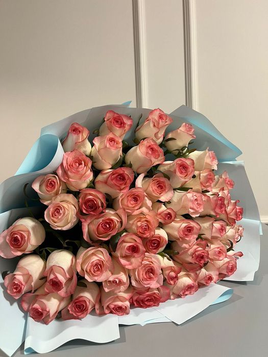 51 штук свежих, нежных роз.