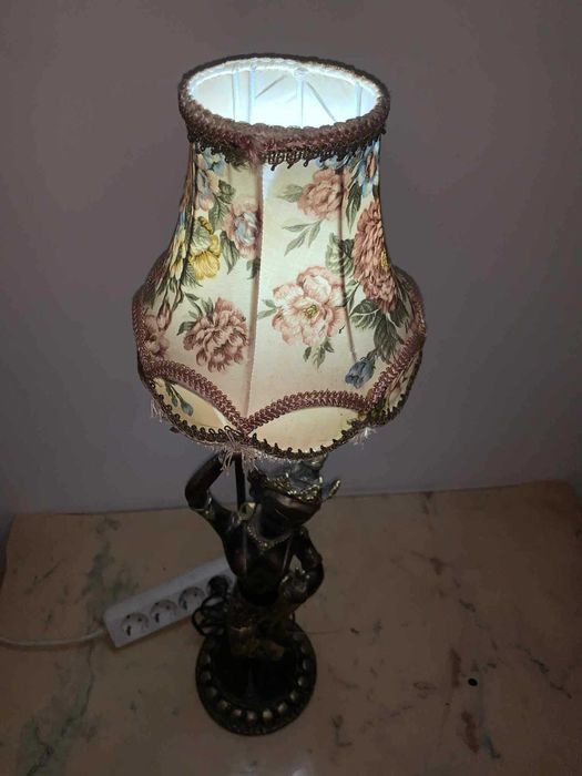 Veioza cu tenta asiatica