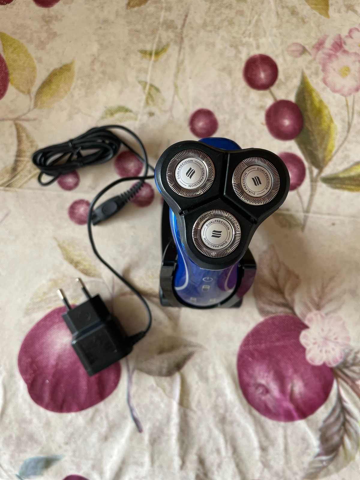 Самобръсначка Philips, нова, със зарядно устройство