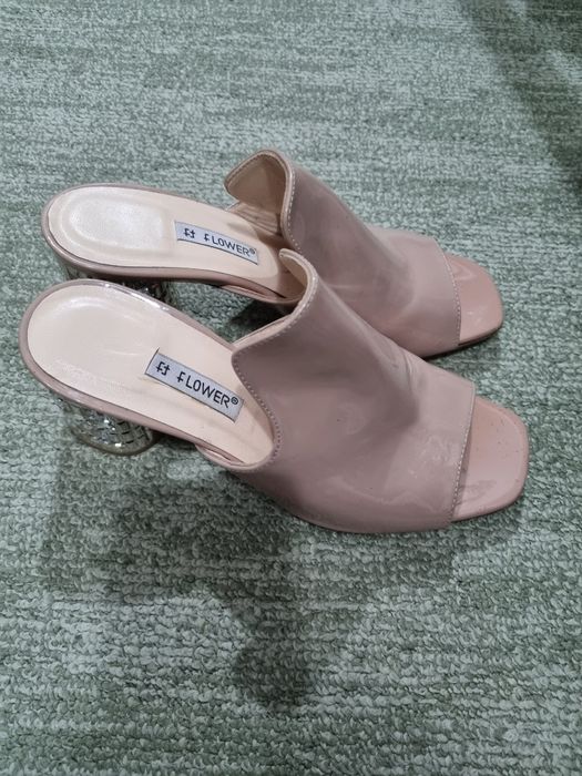 Papuci eleganți, de dama, culoarea crem, marime 36