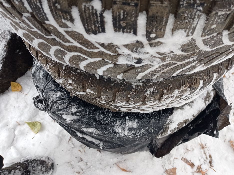 Продам зимние шины. Стояли на Тойота Лэнд Крузер.