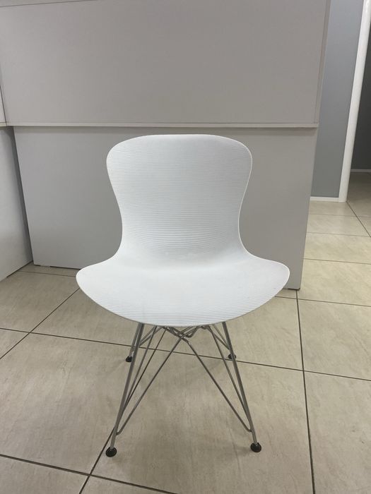 Белые офисные стулья