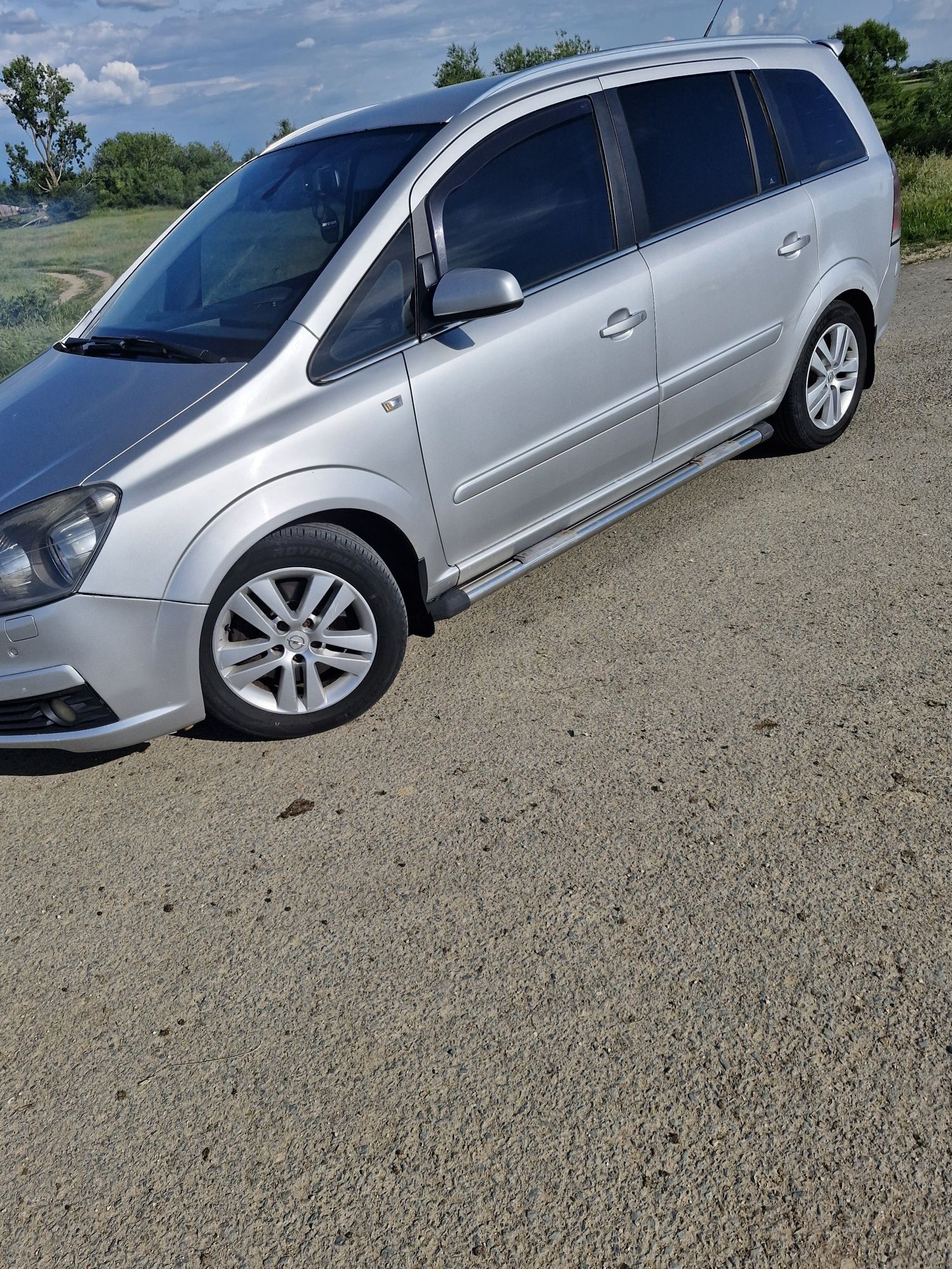Vând opel zafira