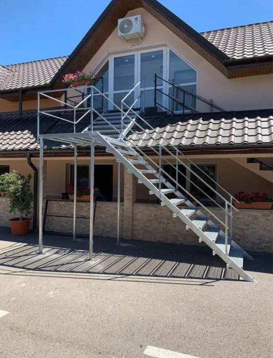 Scări metalice zincate pentru exterior –