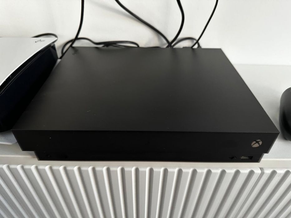 Ofertă de neratat!!! Xbox one X 1  TB - 2  controllere - 8 jocuri