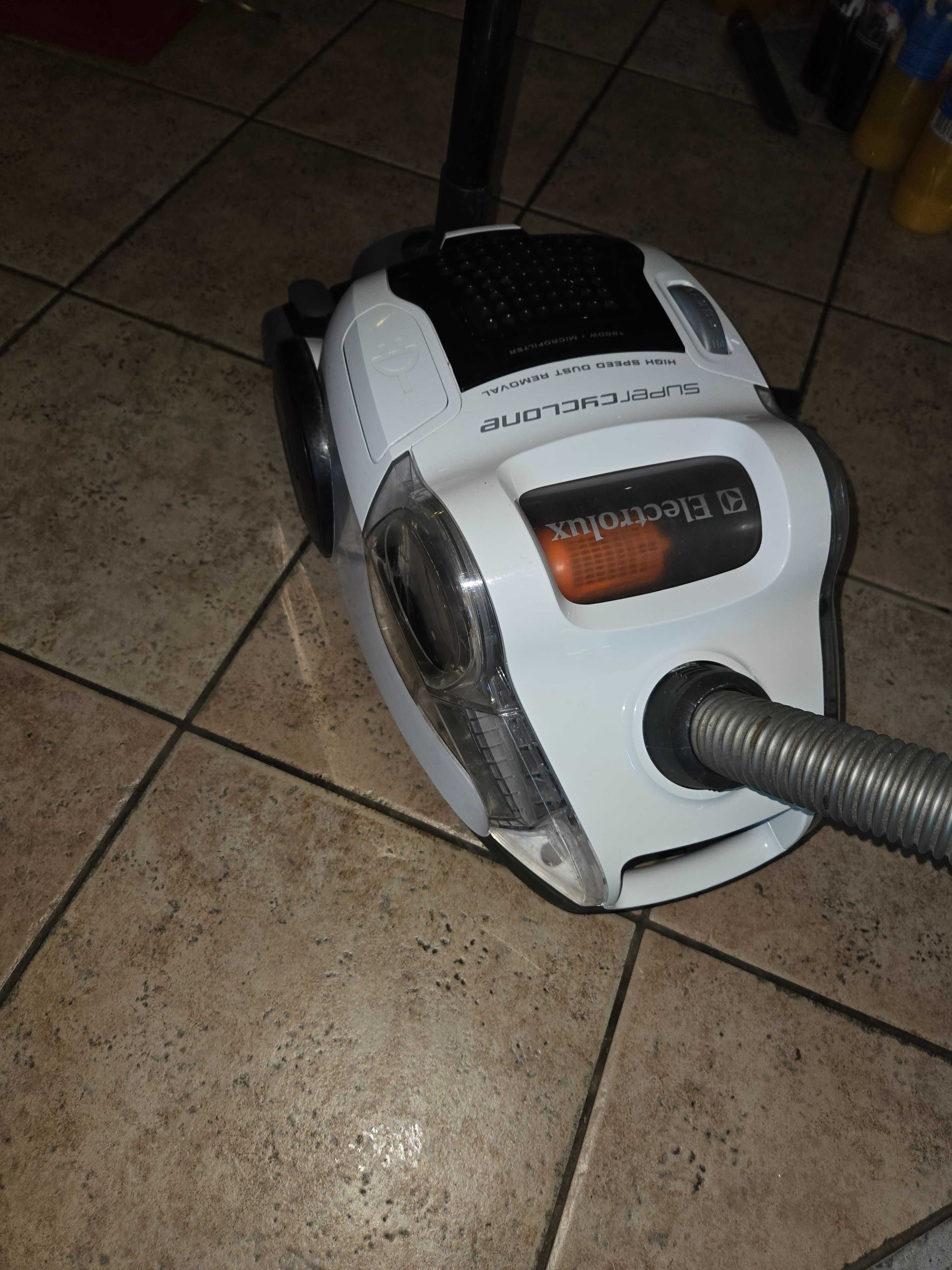 Прахосмукачка Electrolux SUPERCYCLONE 1800W