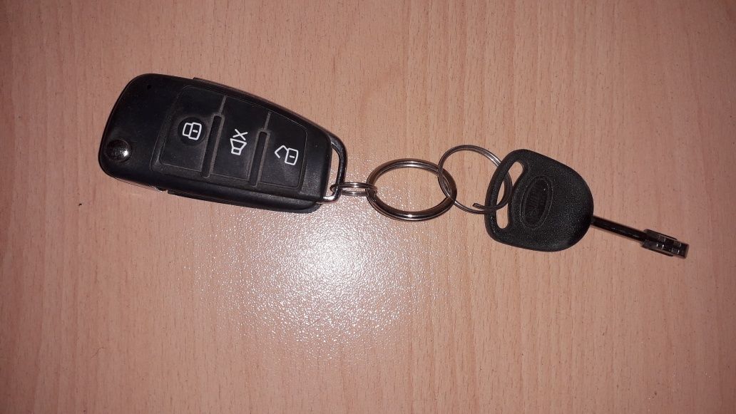 Ключ с дистанционно на Ford