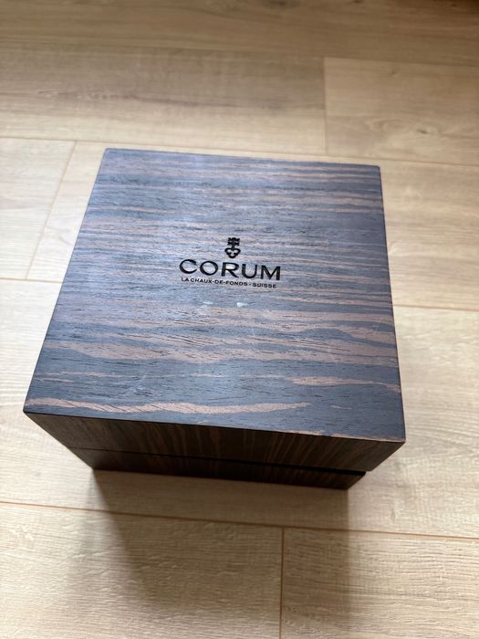 Corum кутия за часовник