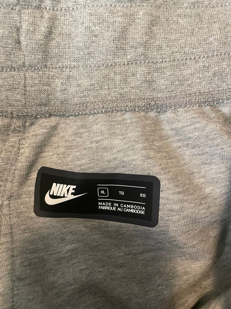 Vând pantaloni  nike tech original am și hanorac