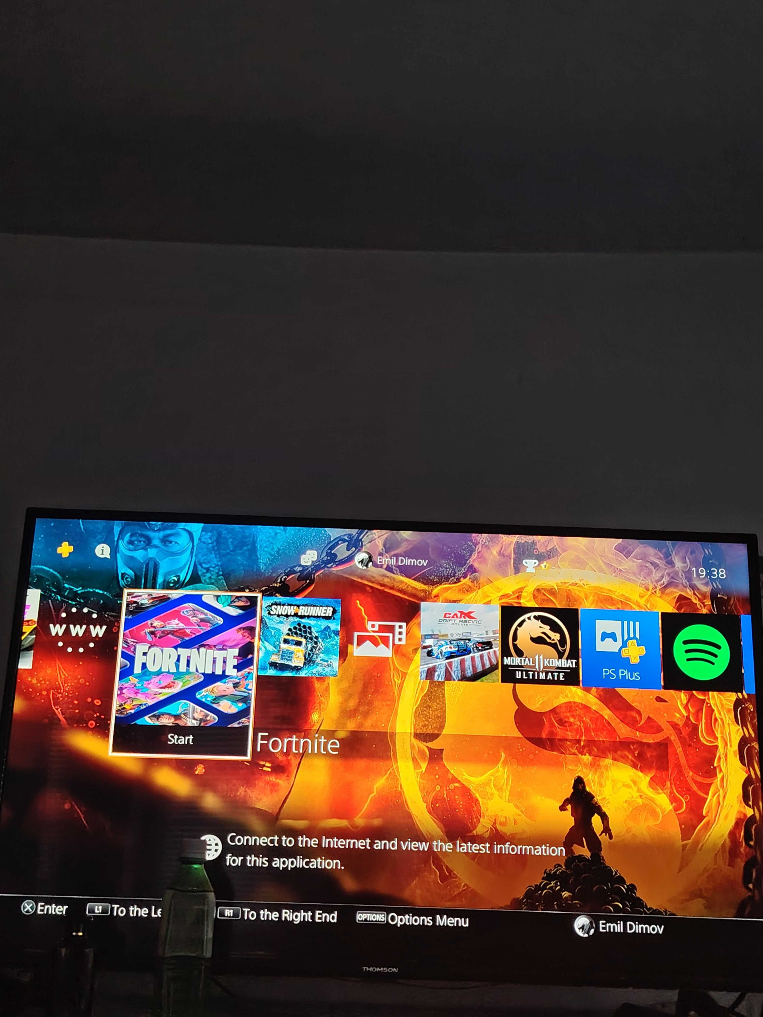 Ps4 pro 1TB   има няколко игри на конзолата и на диск