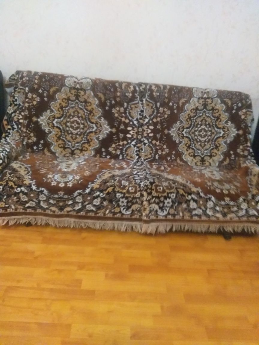 Продаётся диван с креслами, столик, матрас, 4 покрывала.