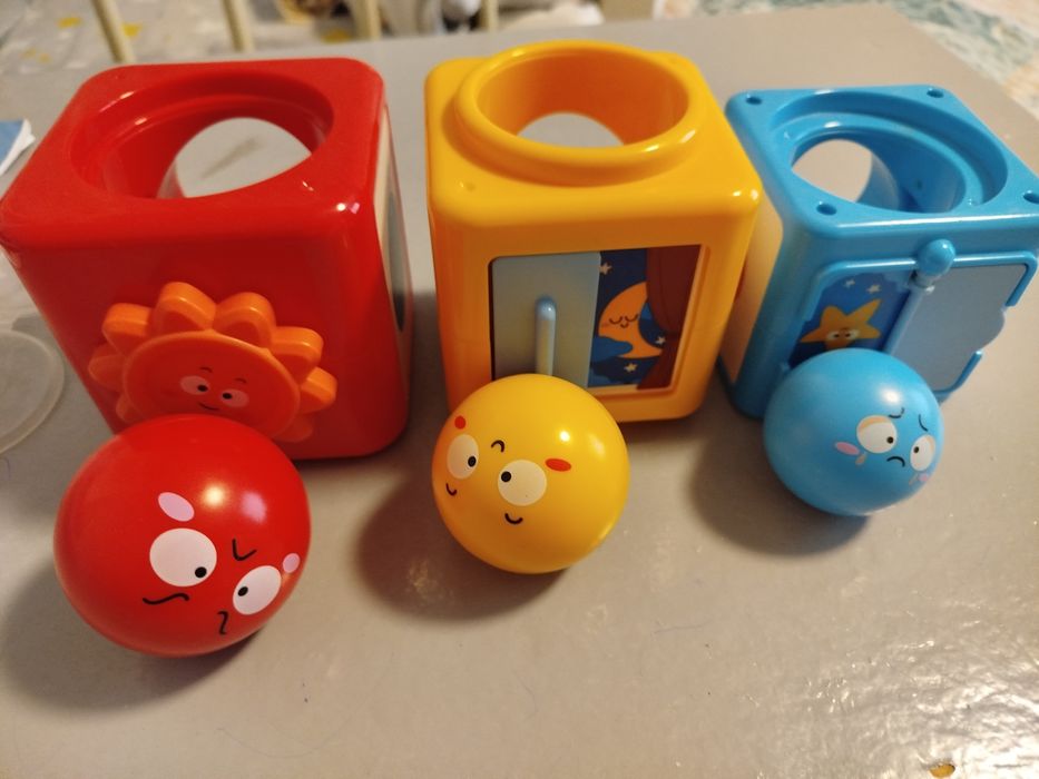 Развивашки от фирмы Hola сортер мячики кубики с окошками