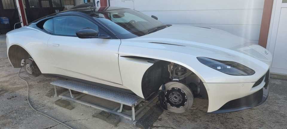 Elevator auto pe aer, compact, cu 4 perne  pentru vulcanizare
