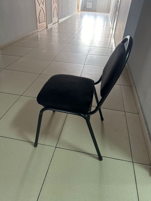 Стул офисный черный