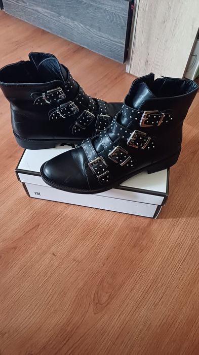 Ботички черни  с капси Dorothy  Perkins  40  лв